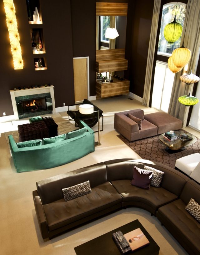 lyxigt-vardagsrum-möbler-brun-möbler-vägg-färg-turkos-grön-soffa-accent