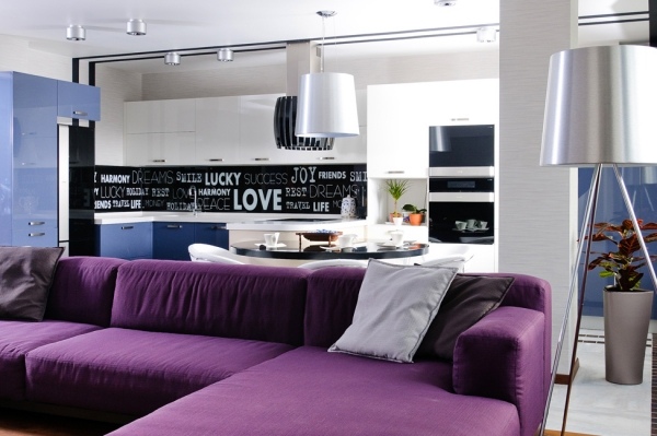 vackra-idéer-vardagsrum-design-i-trenden-färg-orkidéer-lila-soffuppsättning