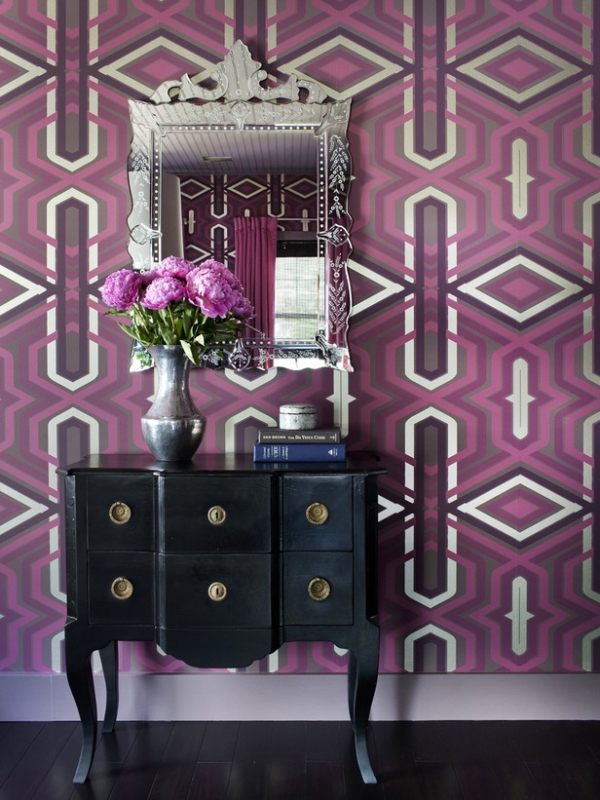 Trend-färg-orkidéer-lila-vägg-tapeter-fantasifulla-mönster-plommon-fuchsia-svart byrå