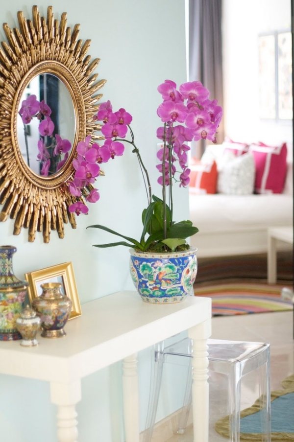 Vas-violett-orkidéer-strålande-trend-färg-hemtillbehör-vardagsrum