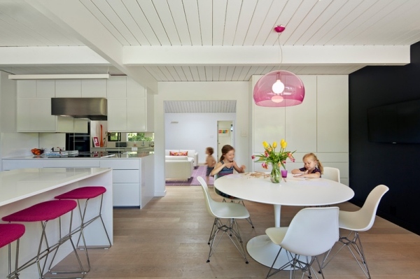 Vardagsrum-design-strålande-färger-av-orkidé-set-accenter-rosa-stolar