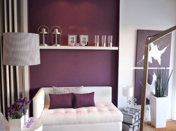 väggar-vardagsrum-design-i-trenden-färg-orkidéer-lila-vita-möbler