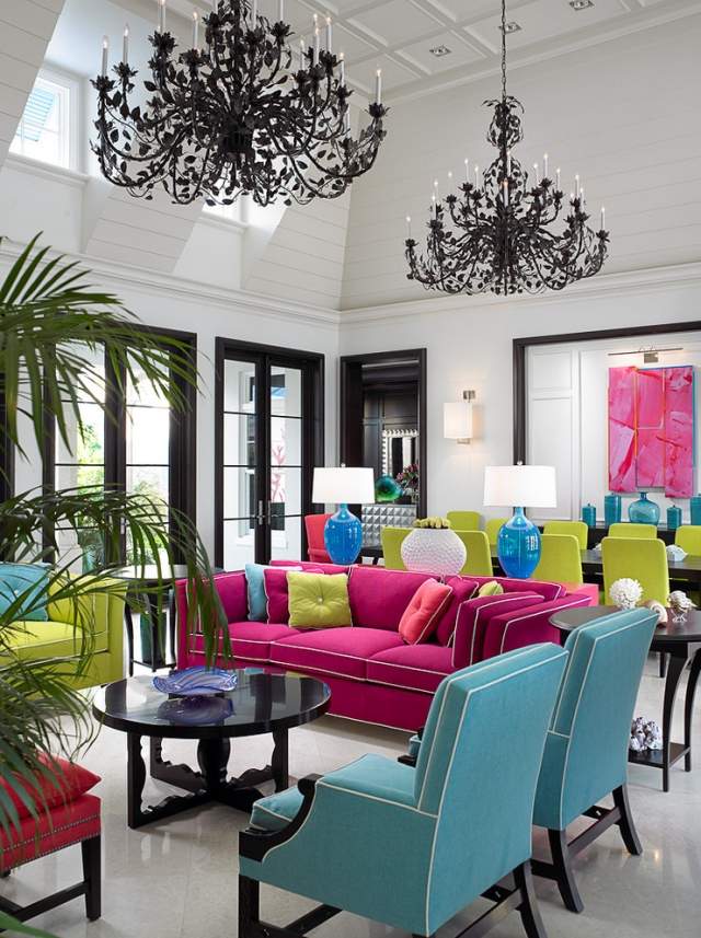 färgade-möbler-starkt-rosa-grönt-vardagsrum-matbord-ljuskrona-svart