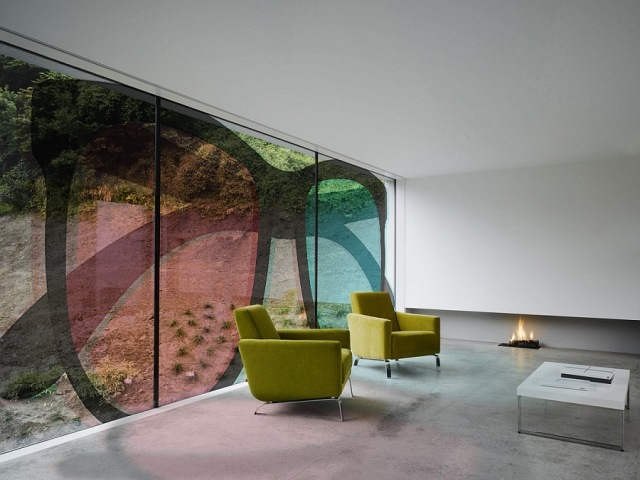 Vardagsrum-design-med-färgade-möbler-trendiga-vägg-dekor-solglasögon-öppen spis