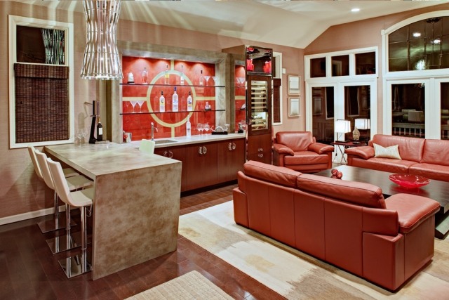 Vardagsrum-design-med-färgade-möbler-rött-läder-soffa