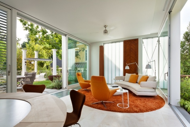 modern-möblering-trender-levande-med-färg-orange-sittplatser-vitt golv