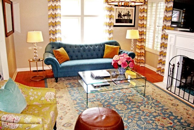 färgglada möbler-vardagsrum-soffa-blå-soffa-kuddar-dekorativ-öppen spis