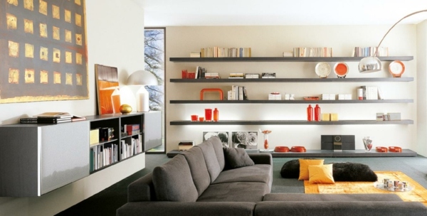 minimalistiska-grå-vardagsrum-möbler-orange-dekoration-element