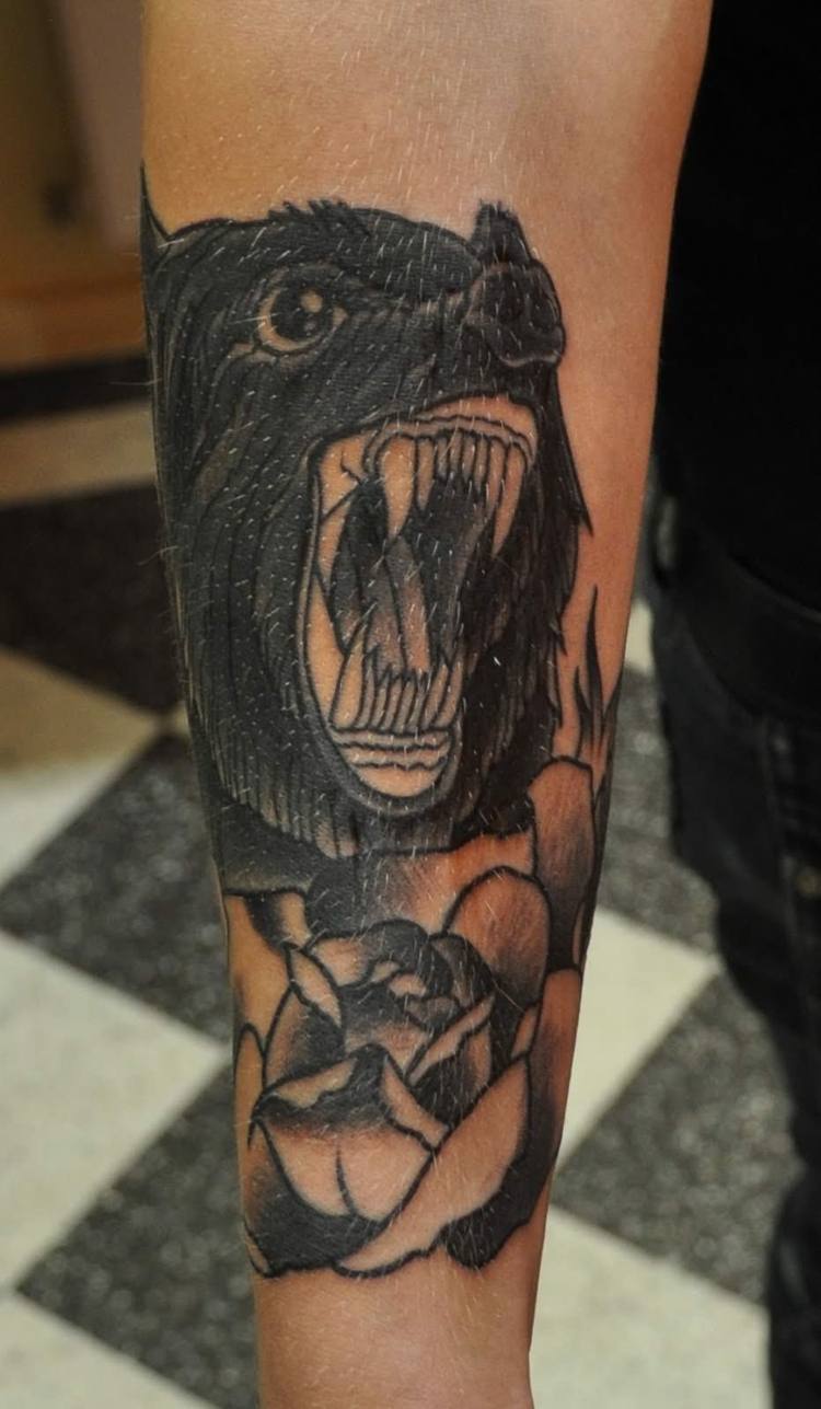 tatuering varg underarm halvblomma svart blomma