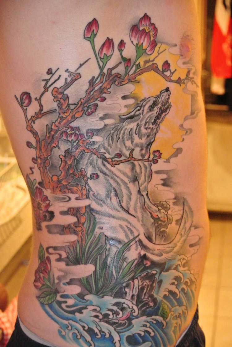 tatuering varg japansk stil blomma träd färgrik design idé