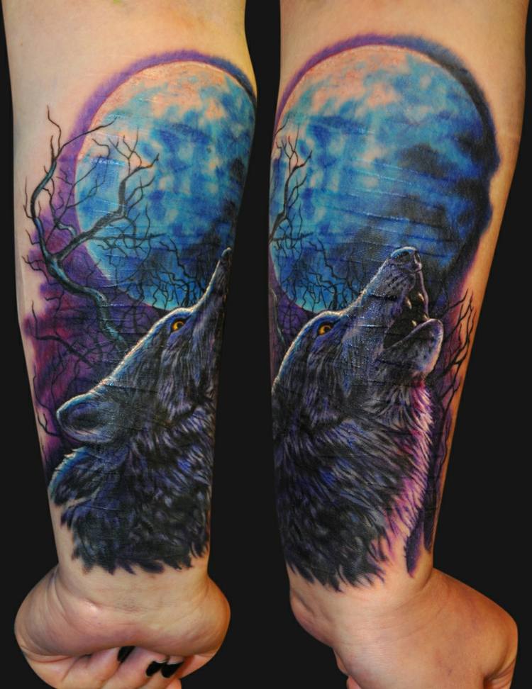 tatuering varg underarm fullmåne blå lila nyanser yla träd varghuvud