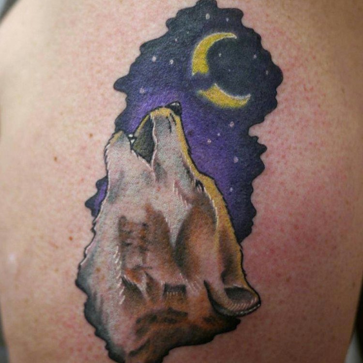varg tatuering färger sickle moon yla varghuvud tatuering