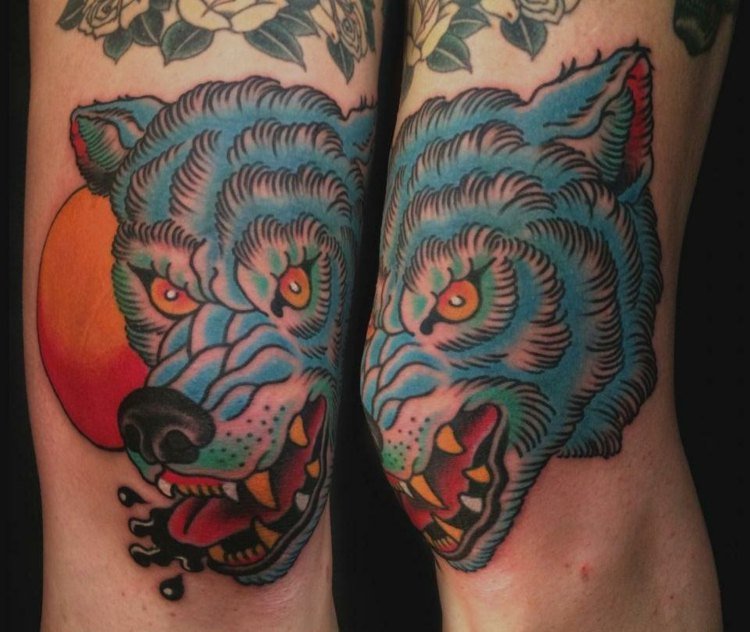 tatuering varg varghuvud färgade blå tänder dyster mån orange