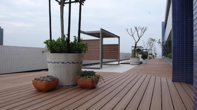 wpc terrassgolv ser träplastkorn ut