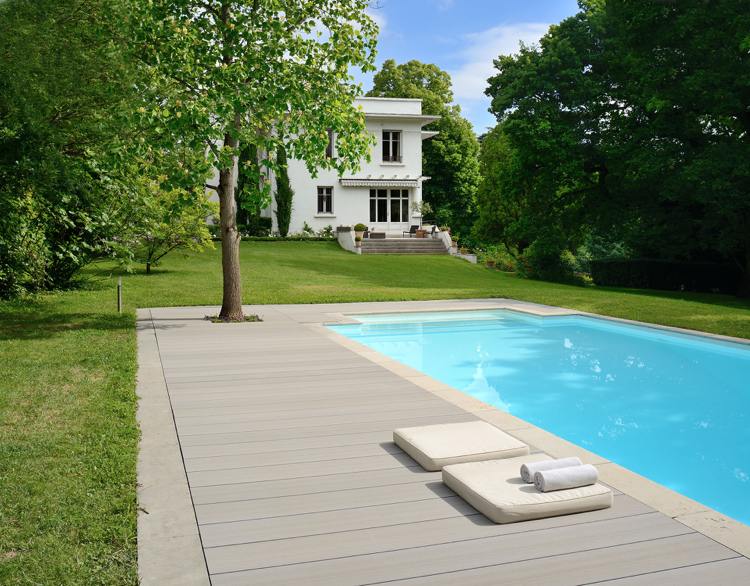 wpc-terrass-pool-modern-landskapsarkitektur-gräsmatta-hus