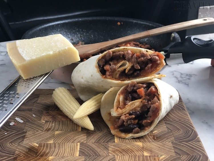 burrito wraps recept serverar varmt från pannan med majskolv
