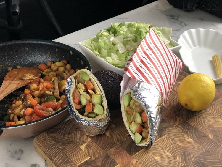 Förbered vegetariska wraps recept med morötter, lök, tomatpuré och zucchini, linda i aluminiumfolie