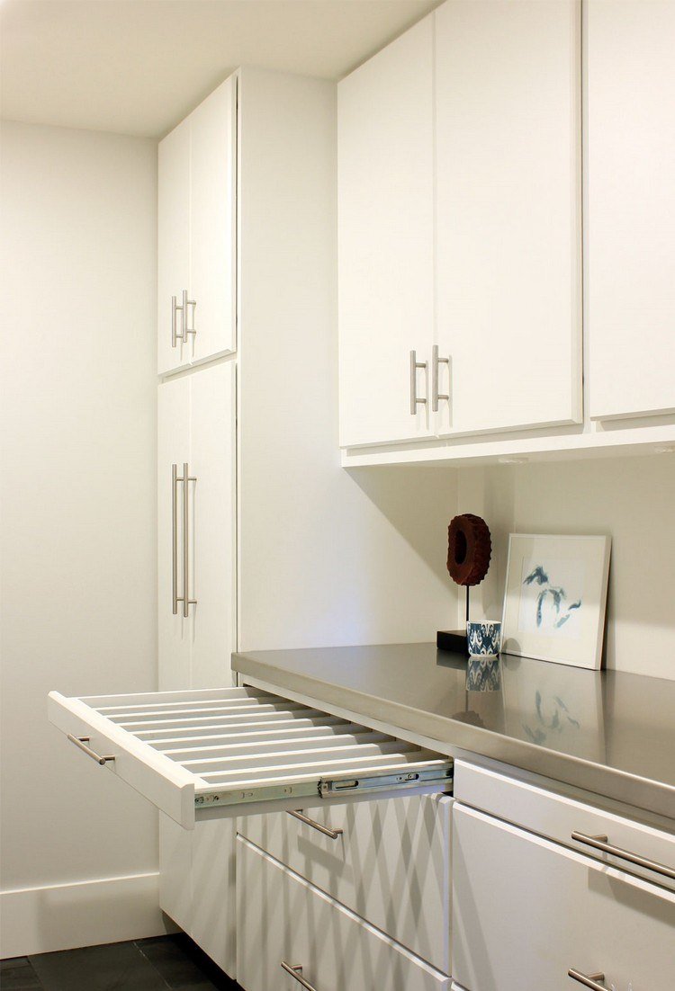 tvättstuga låda klädhängare utdragbart kök med vita skåp för att spara plats