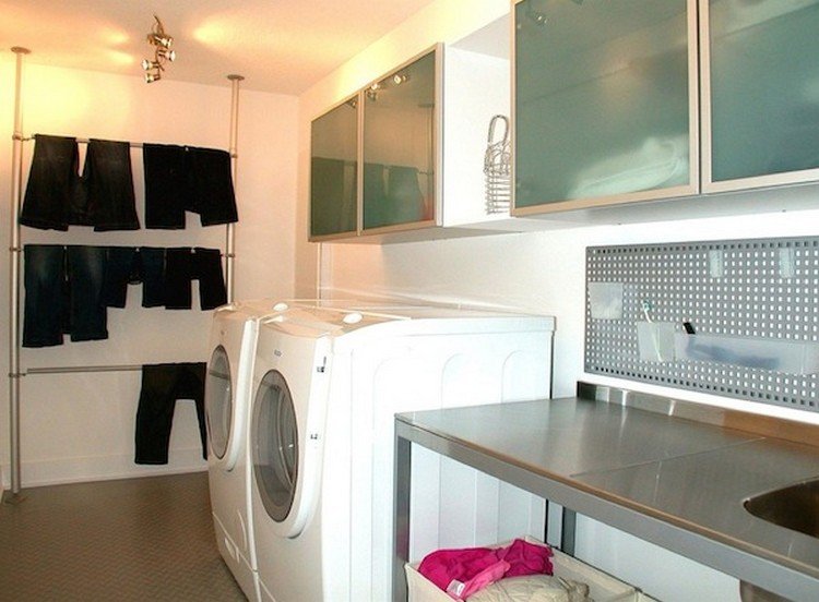 metallrör på väggen kläder hängande torkställ tvättstuga tvättmaskin skåp