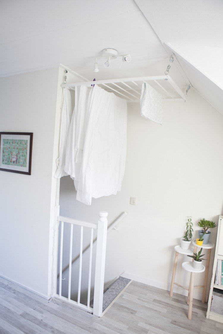 tvättställ hängande från taket vita trapphus sängkläder växter dekoration