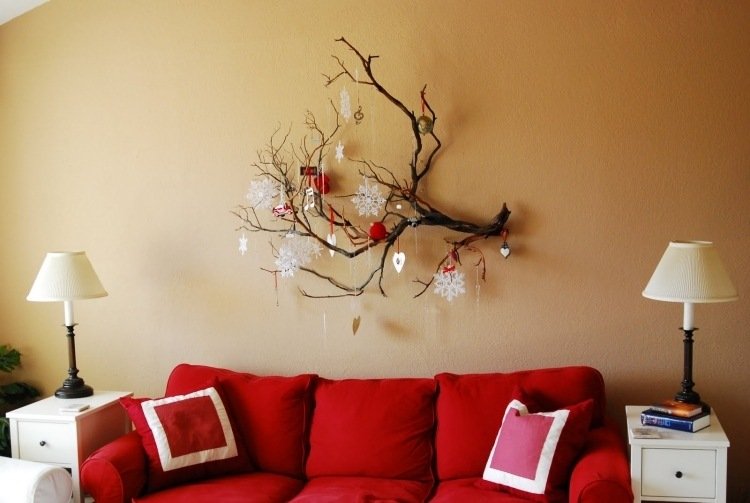 Juldekoration-idéer-vardagsrum-soffa-röda-grenar-prydnader-gör-dig-själv