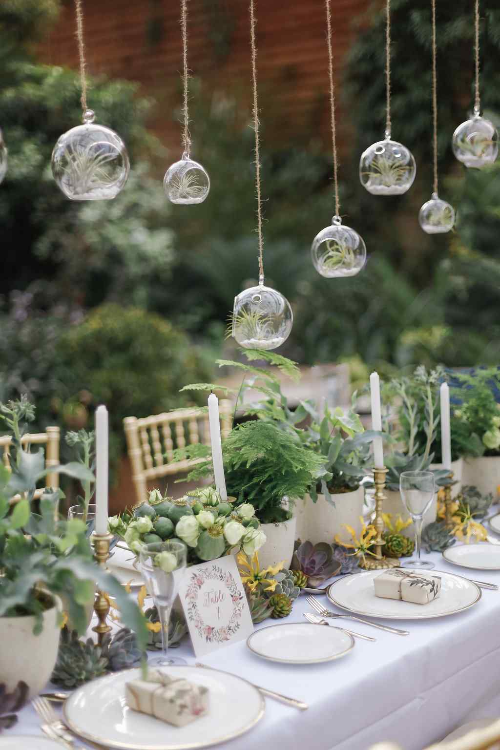 Grönska bröllop rustikt i trädgården plan bordet dekoration lövverk trender