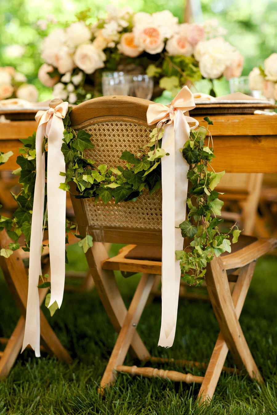 Grönska bröllop i trädgården plan rustik stol dekoration blommor krans rosa