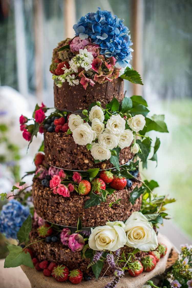 Grönska bröllop DIY dekoration idéer bröllopstårta rosor rustik lantlig stil