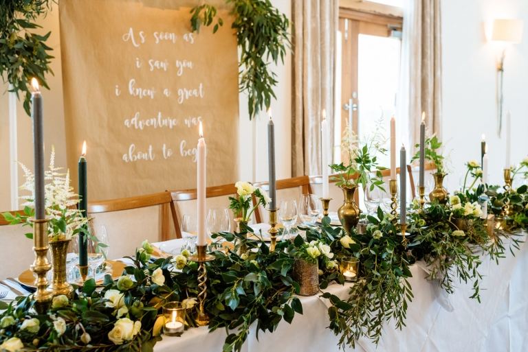 Grönska trädgård bröllop planering idéer bord dekorationer blommor ljusstake