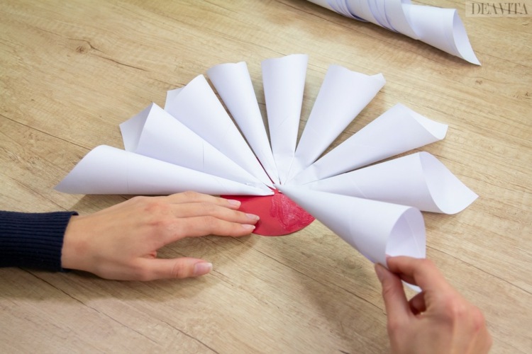 juldekorationer gjorda av papper instruktioner tratt former lim krans