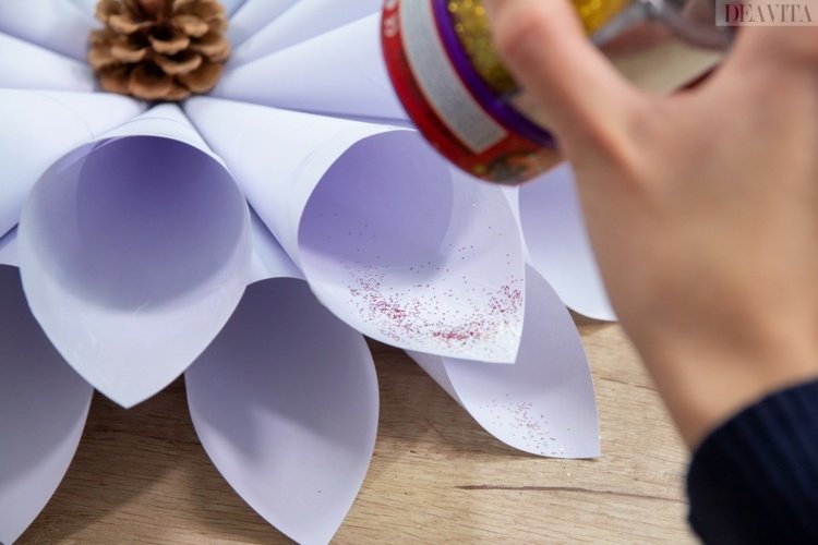 gör juldekorationer av papper själv dekorera kransglitter