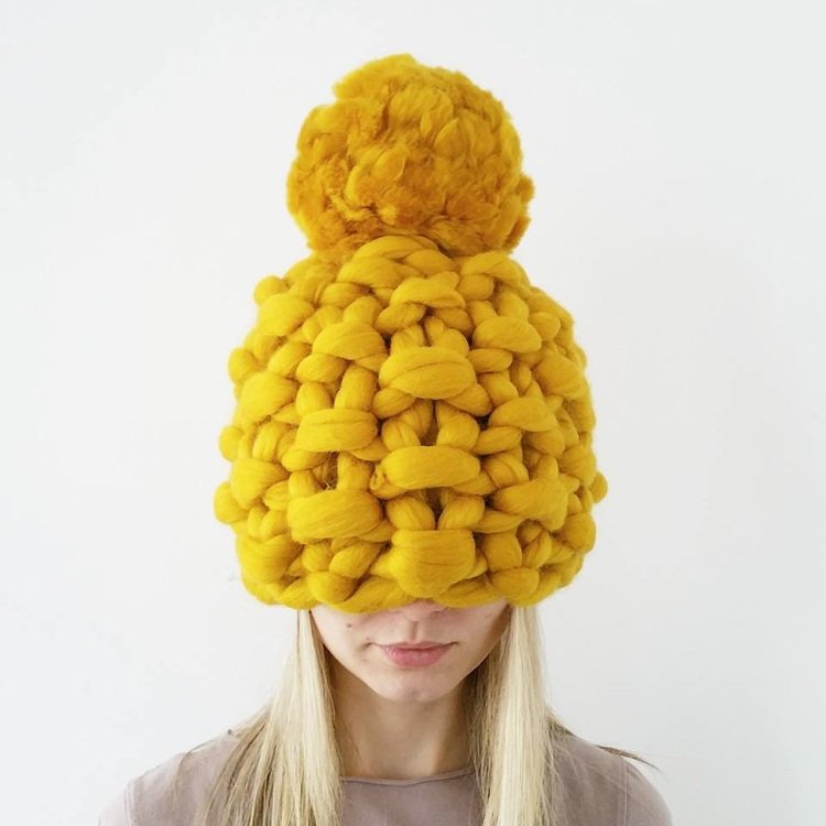 XXL stickad chunky hatt pompom senap gul trend