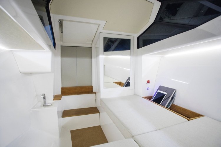yacht elektrisk enhet inuti utrustning modern vit stuga