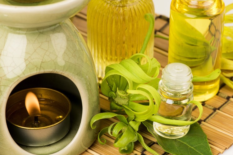 Ylang Ylang Oil vad använder applikationsmöjligheterna för parfym och rumsdoft samt hud och hår