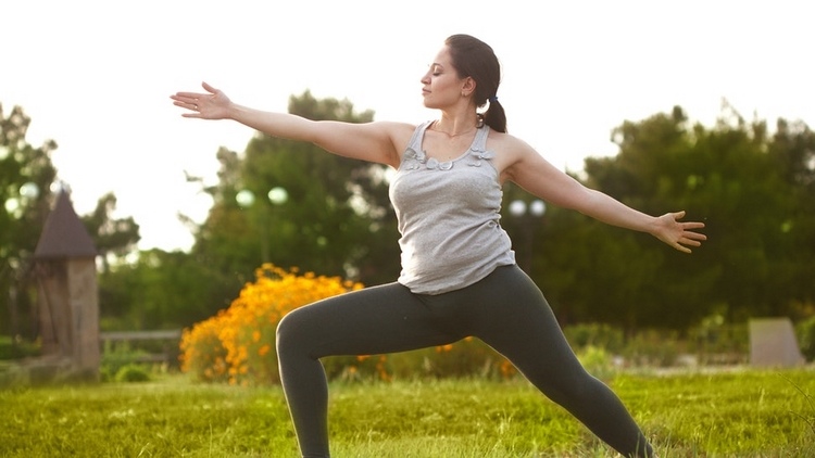 Yoga verkar lindra symtom på PMS, både fysiskt och psykiskt
