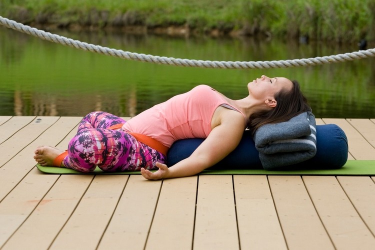 Yogaövning för mensvärk Den liggande fjärilen