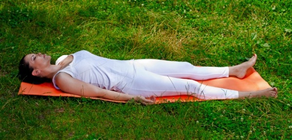 yoga övning mot sidofett slappna av slappna av vila