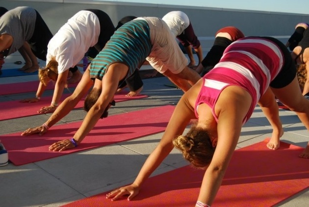 yoga gör nybörjare underhållande och avkopplande träning utomhus