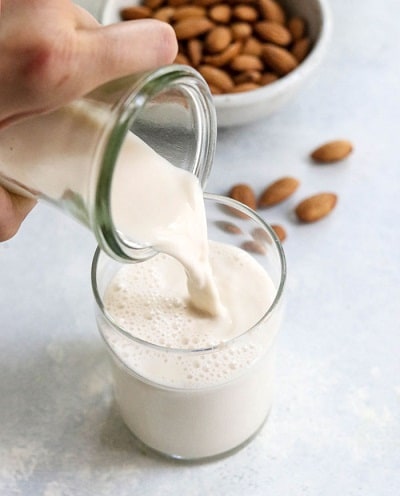 Συνταγή για σπιτική γάλα αμυγδάλου βανίλιας