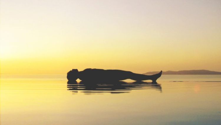 yoga nidra att somna praktiska övningar för att somna bättre sömn djup avslappning sjö solljus mänsklig liggande
