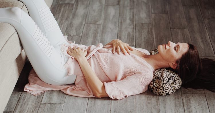 yoga nidra för att somna praktiska övningar för att somna bättre sömn djup avslappning kvinna studio ligg sova soffa ben