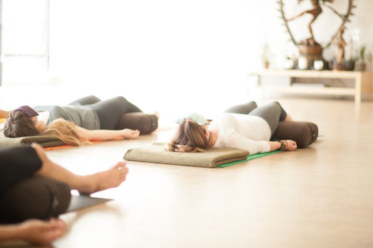 yoga nidra för att somna praktiska övningar för att somna yogiska sömnkvinnor som ligger ner