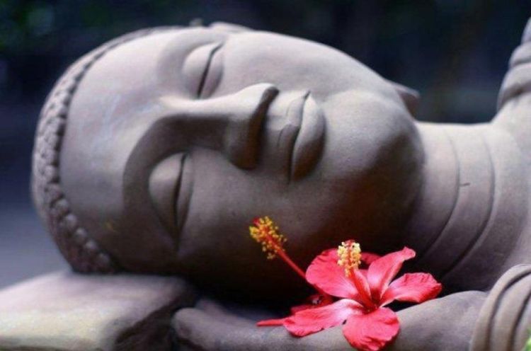 yoga nidra att somna praktiska övningar för att somna bättre sova djup avslappning staty buddha blomma blomma röd