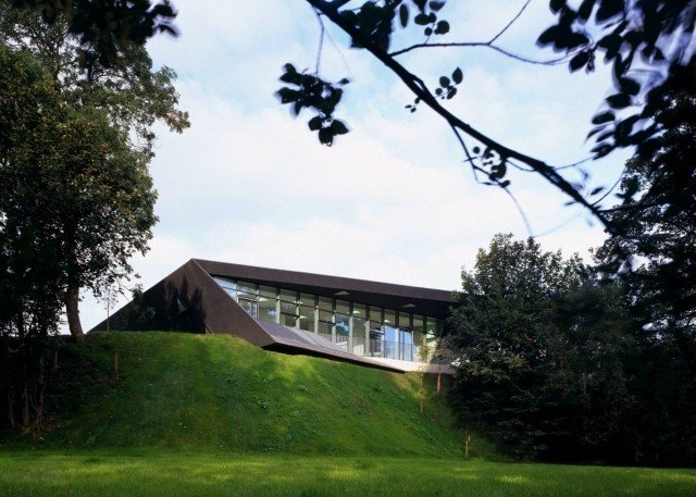 Designbyggnad modernt exteriör Maggie Scotland sluttande tak