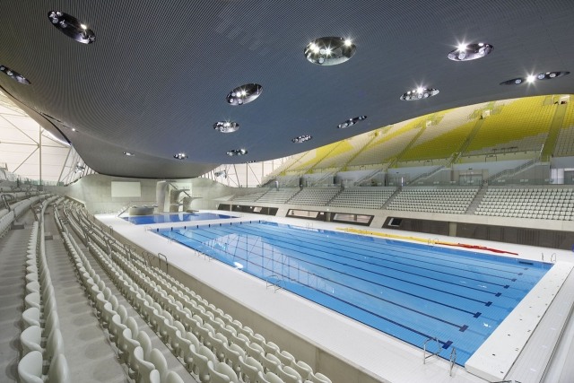 Poolhallen rymliga Olympic Aquatic Center i London-flödande vågtak