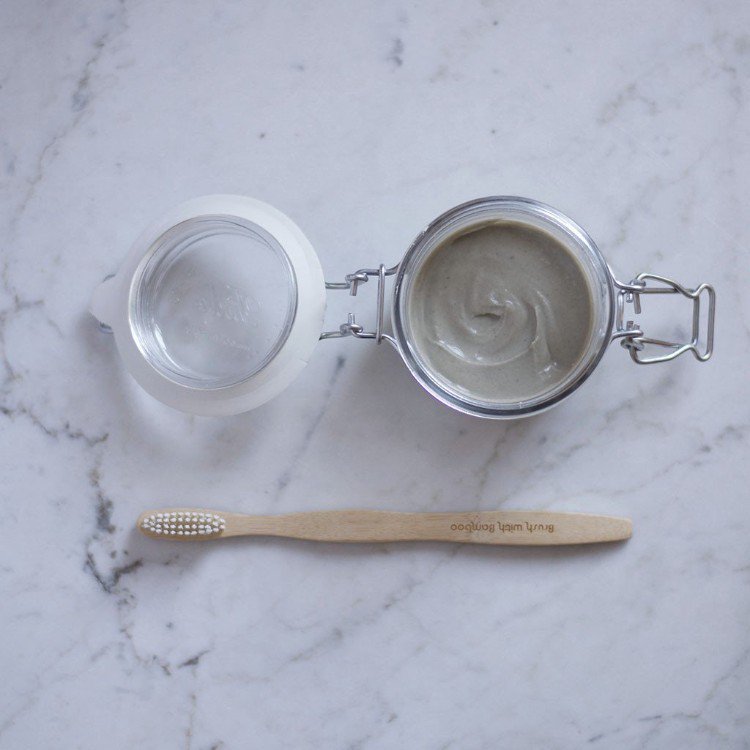 gör tandkräm själv huskurer recept tips idéer glasbehållare tandborste