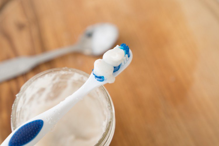 gör tandkräm själv huskurer recept tips idéer för barn glasblandning tandborste