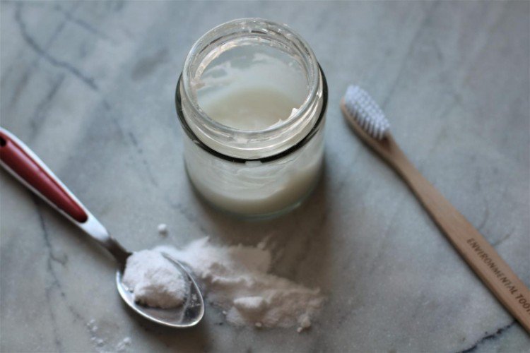 Gör tandkräm själv huskurer recept tips idéer kokosolja glasblandning tandborste bakpulver