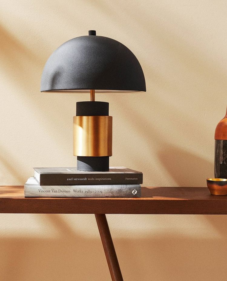 Zara Home boende tillbehör 2020 i onlinebutiken bordslampa i svart och guld