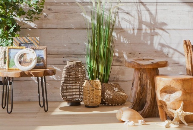 zarahome-sommar-2014-vardagsrum-trämöbler-rottinglyktor